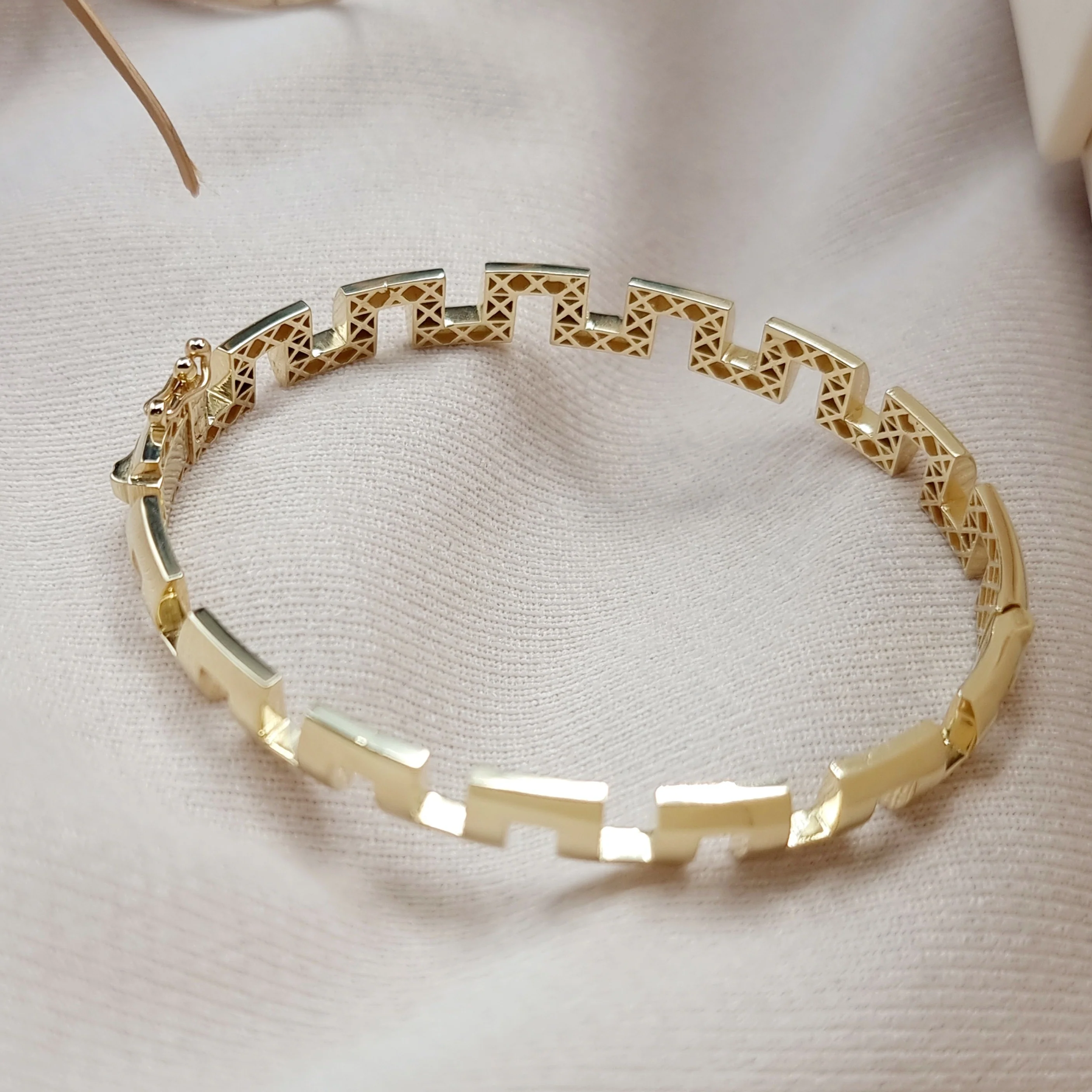 18K Pure Gold Elegant Design Bangle - Image 4