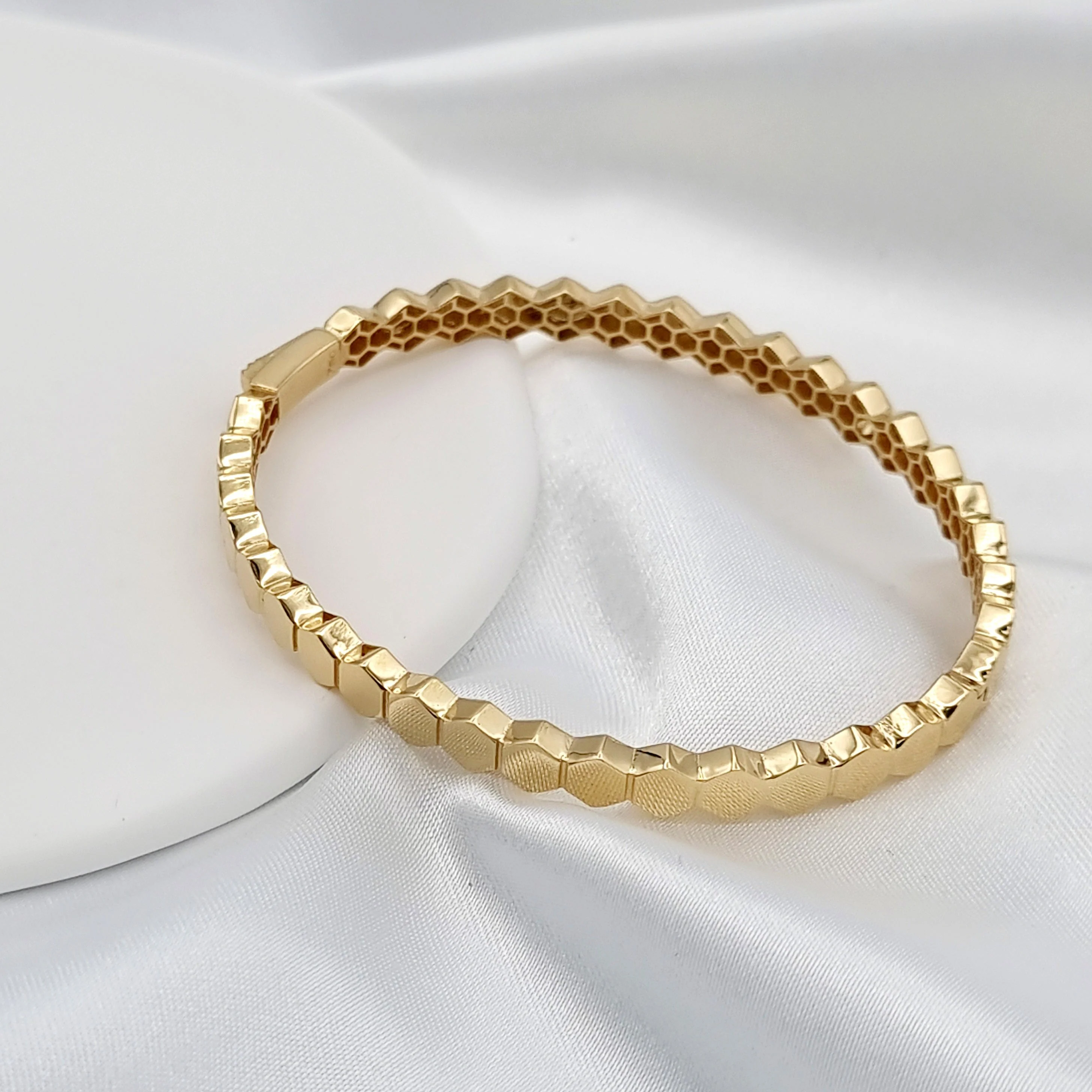 18K Pure Gold Elegant Bangle - Image 6