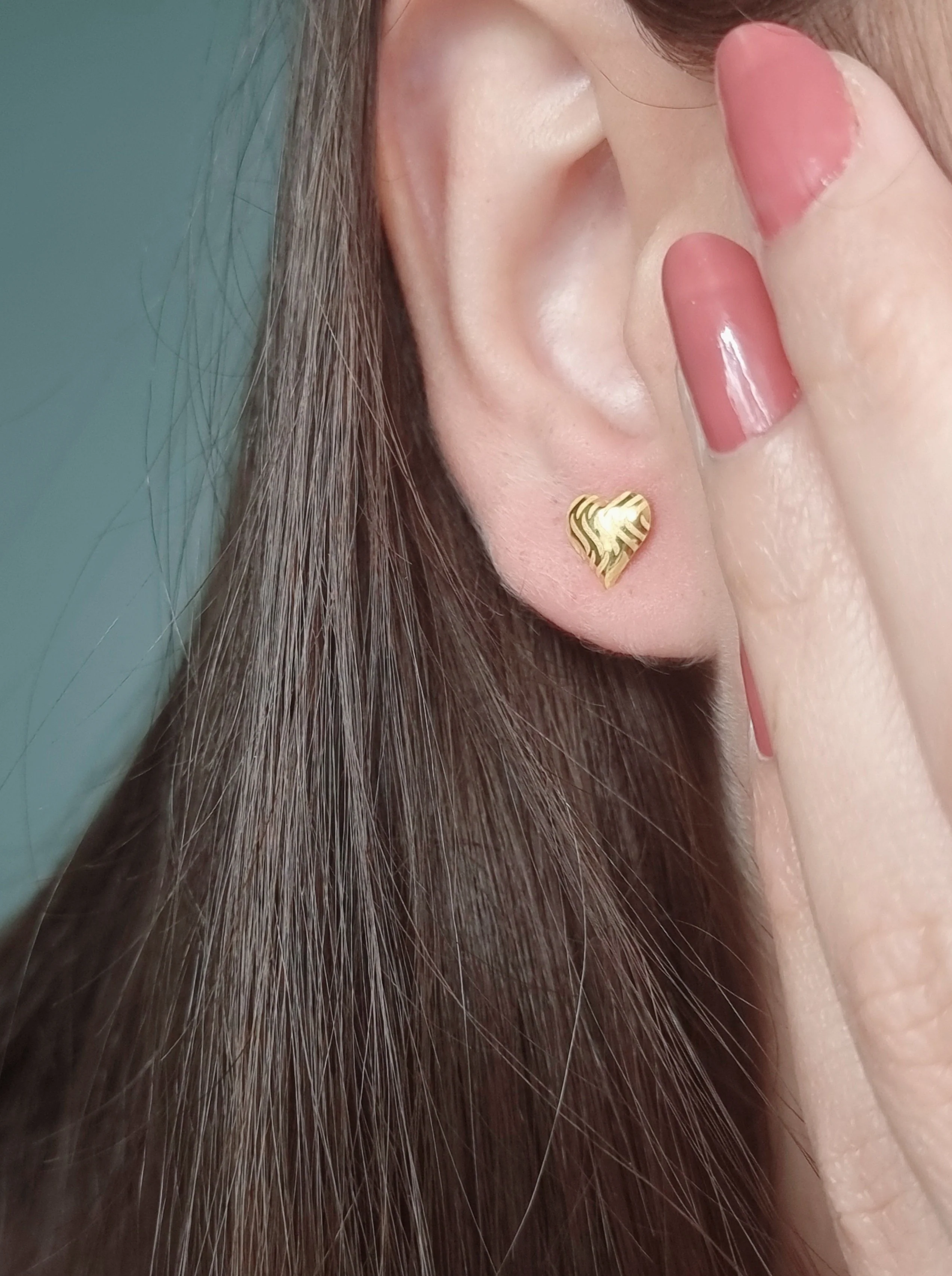 18K Pure Gold Heart Stud Earring Set - Image 6