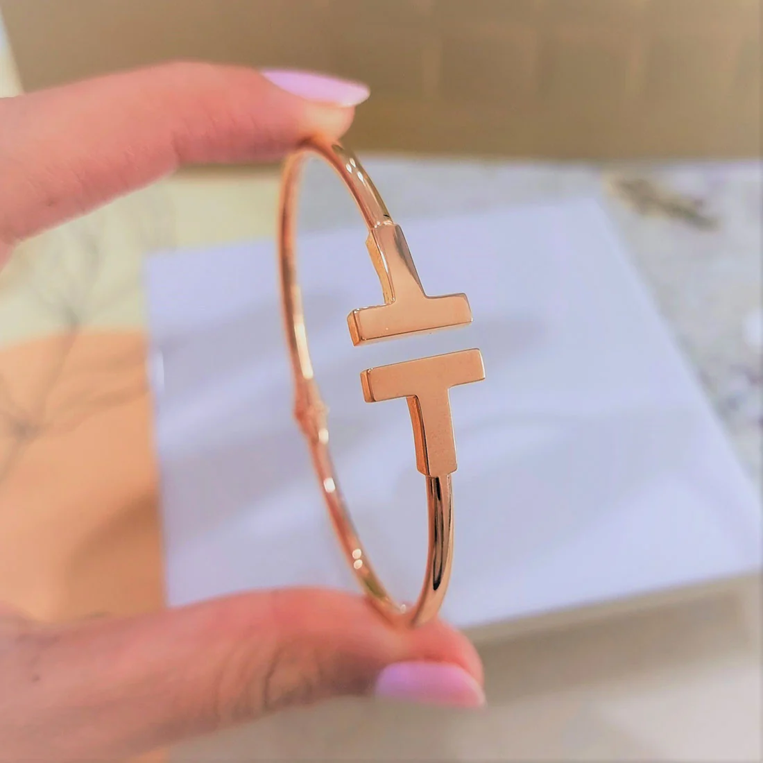 18K Pure Gold Elegant Design Bangle - Image 2