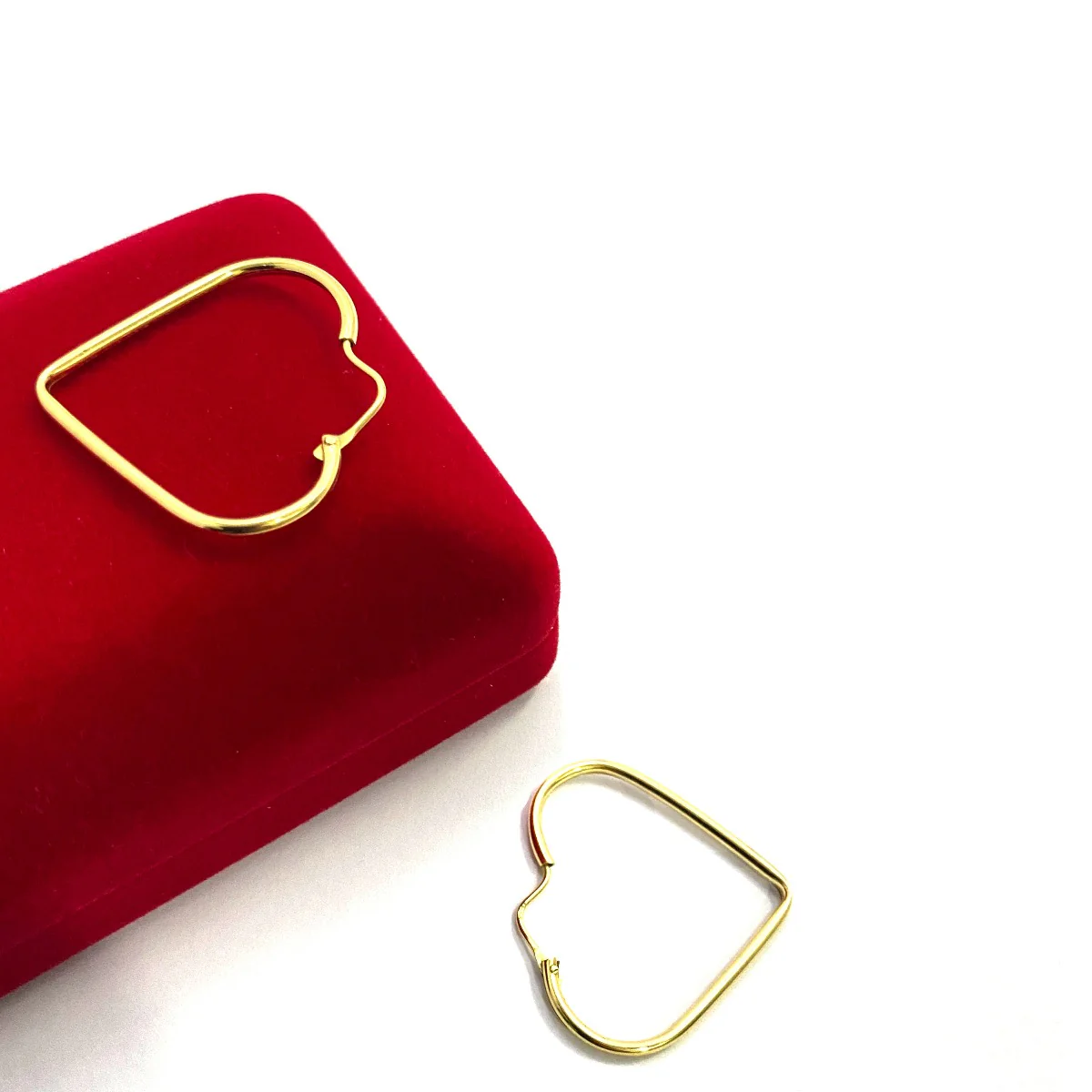 18K Pure Gold Hoop Heart Earrings Design - Image 3