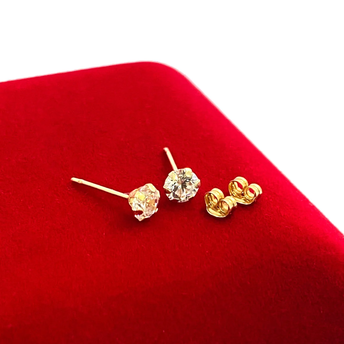 18K Pure Gold Solitaire Stud Earrings Design - Image 3